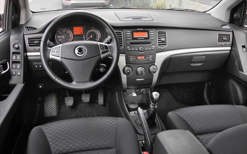 Ремонт new actyon. SSANGYONG Actyon 1 салон. Санг енг Актион Нью салон. Саньенг Актион 2012 салон. SSANGYONG Actyon 2012 салон.